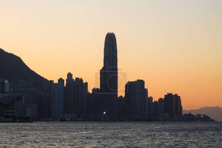 Téléchargez les photos : Jan 15 2024 Avec le soleil et les nuages au-dessus de l'horizon hk - en image libre de droit