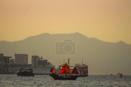 Foto de Jan 15 2024 Velero Rojo Crucero a lo largo del paisaje urbano de Hong Kong - Imagen libre de derechos