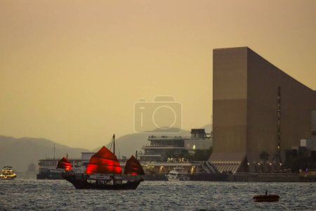 Téléchargez les photos : 15 janv. 2024 Voile Rouge Junkboat Croisière le long du paysage urbain de Hong Kong - en image libre de droit
