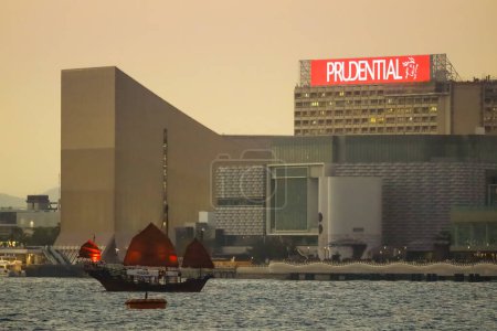 Foto de Jan 15 2024 Velero Rojo Crucero a lo largo del paisaje urbano de Hong Kong - Imagen libre de derechos