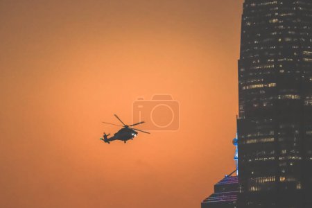 Téléchargez les photos : 15 janv 2024 l'hélicoptère au port de Victoria, hk - en image libre de droit
