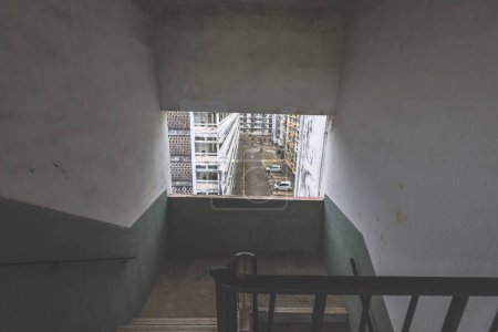 Foto de Marzo 16 2024 Escaleras en una antigua finca pública de Tai Hang Sai - Imagen libre de derechos