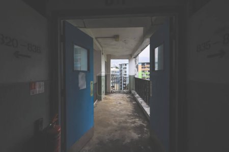 Foto de Marzo 16 2024 pasillo y puertas con oscuridad de Tai Hang Sai Estate - Imagen libre de derechos