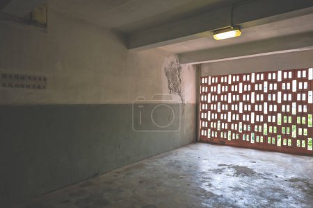 Téléchargez les photos : 16 mars 2024 fond de mur de bloc de ventilation avec motif, 16 mars 2024 - en image libre de droit