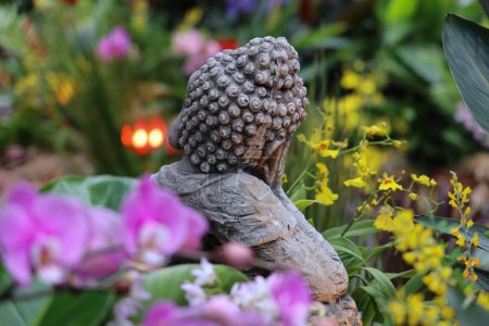 Foto de Pequeña estatua de Buda en un jardín con un fondo borroso - Imagen libre de derechos