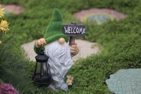 Téléchargez les photos : Un nain de jardin Bienvenue au jardin - en image libre de droit