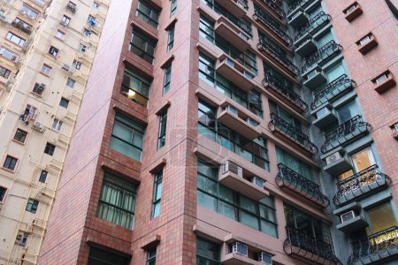 Téléchargez les photos : Un immeuble résidentiel de niveau intermédiaire à Hong Kong. 23 mars 2024 - en image libre de droit