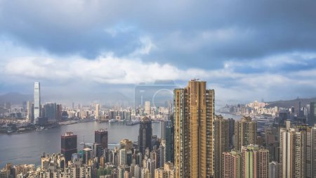Téléchargez les photos : Bâtiments résidentiels de niveau intermédiaire à Hong Kong. 23 mars 2024 - en image libre de droit