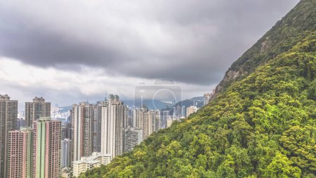 Wohngebäude der mittleren Ebene in Hongkong. 23. März 2024