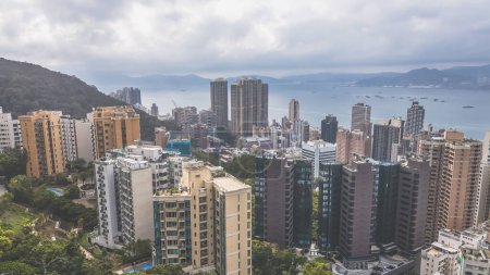 Foto de Edificios residenciales de nivel medio en Hong Kong. 23 de marzo de 2024 - Imagen libre de derechos