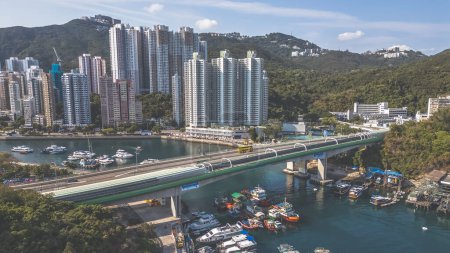 Téléchargez les photos : Pont Ap Lei Chau, reliant les îles à l'urbanité 24 mars 2024 - en image libre de droit