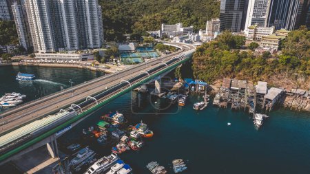 Téléchargez les photos : Pont Ap Lei Chau, reliant les îles à l'urbanité 24 mars 2024 - en image libre de droit