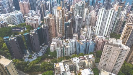 Téléchargez les photos : Bâtiments résidentiels de niveau intermédiaire à Hong Kong. - en image libre de droit
