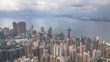 Téléchargez les photos : Bâtiments à Sai Wan et niveaux moyens sur l'île de Hong Kong 23 mars 2024 - en image libre de droit