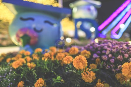 Téléchargez les photos : Le jardin romantique avec des roses et des guirlandes et une lanterne - en image libre de droit
