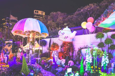 Téléchargez les photos : Le jardin romantique avec des roses et des guirlandes et une lanterne - en image libre de droit