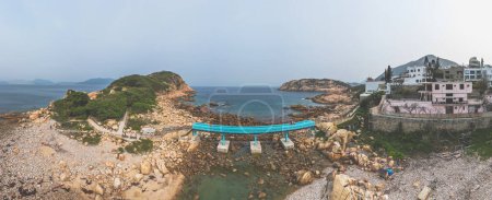 Téléchargez les photos : A Villas de luxe et côte rocheuse de l'île à Shek O, 29 mars 2024 - en image libre de droit
