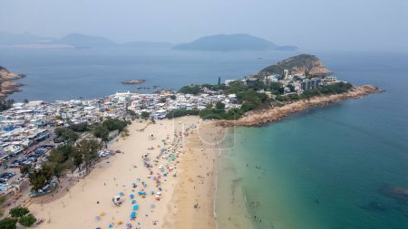 Téléchargez les photos : La vue des visiteurs sur la plage de Shek O à Hong Kong 29 mars 2024 - en image libre de droit