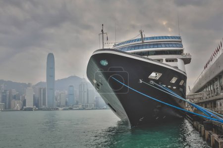 Téléchargez les photos : Navire de croisière amarré à Ocean Terminal Hong Kong 14 mars 2015 - en image libre de droit