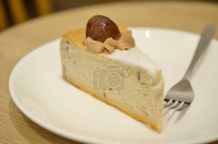Foto de El plato blanco de un pastel de queso Castanea - Imagen libre de derechos