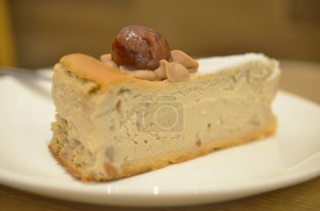 Foto de El plato blanco de un pastel de queso Castanea - Imagen libre de derechos