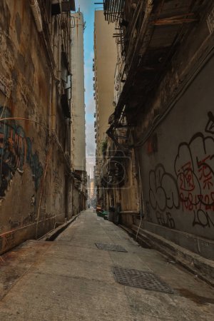 Foto de Abril 3 2024 el Grungy Hong Kong callejón de la ciudad, hk - Imagen libre de derechos