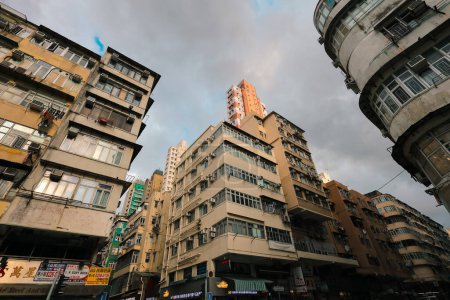 Foto de 3 de abril de 2024 Exterior de un viejo rascacielos en Kowloon, Hong Kong - Imagen libre de derechos