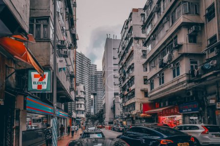 Téléchargez les photos : 3 avril 2024 Bâtiments anciens et gratte-ciel modernes à Kowloon, Hong Kong - en image libre de droit