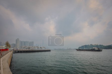 Téléchargez les photos : 1er avril 2024 Évasion tranquille à Cheung Sha Wan Promenade, Hong Kong - en image libre de droit