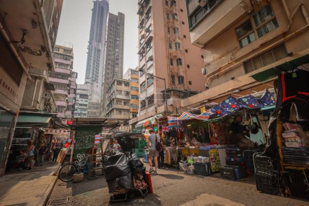Foto de Abril 1 2024 Fife Stree famoso por vender artículos deportivos en Mong Kok, - Imagen libre de derechos