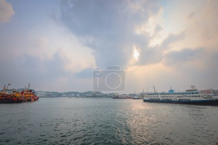 Téléchargez les photos : Le paysage de l'île Stonecutters, hong kong 1 avril 2024 - en image libre de droit