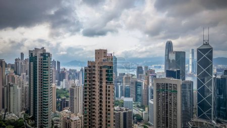 Foto de 5 de abril 2024 edificios residenciales de nivel medio en Hong Kong - Imagen libre de derechos