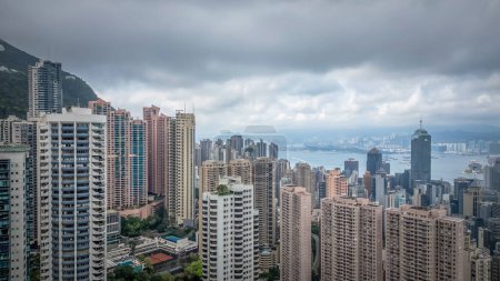 Téléchargez les photos : 5 avril 2024 Bâtiments résidentiels de niveau intermédiaire à Hong Kong - en image libre de droit