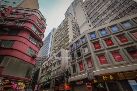 Téléchargez les photos : 5 avril 2024 Nouvelle et ancienne architecture à Tsim Sha Tsui Hong Kong - en image libre de droit