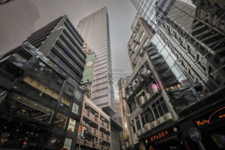 Téléchargez les photos : 5 avril 2024 Nouvelle et ancienne architecture à Tsim Sha Tsui Hong Kong - en image libre de droit
