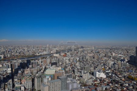 Foto de Metrópolis con rascacielos y un concurrido distrito de Oshiage Nov 30 2023 - Imagen libre de derechos
