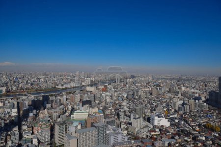 Foto de Metrópolis con rascacielos y un concurrido distrito de Oshiage Nov 30 2023 - Imagen libre de derechos