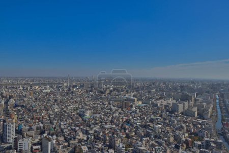 Foto de Bulliciosa ciudad con rascacielos y una concurrida calle del centro Nov 30 2023 - Imagen libre de derechos