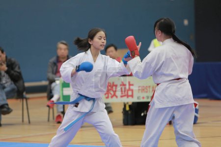 Téléchargez les photos : HONG KONG - 8 MARS 2015 : Combattants en kimono dans la salle de sport - en image libre de droit