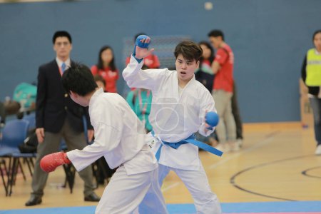 Foto de HONG KONG - 8 de marzo de 2015: Combatientes en kimono en el pabellón deportivo - Imagen libre de derechos