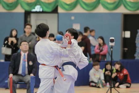 Téléchargez les photos : HONG KONG - 8 MARS 2015 : Combattants en kimono dans la salle de sport - en image libre de droit