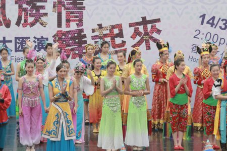 Téléchargez les photos : Danses nationales chinoises lors d'une représentation à Hong Kong - en image libre de droit