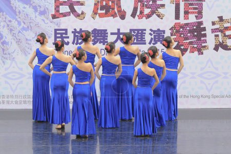 Téléchargez les photos : Danses nationales chinoises lors d'une représentation à Hong Kong - en image libre de droit
