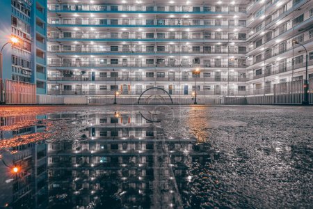 Téléchargez les photos : 27 avril 2024 une eau de réflexion des appartements, Nam Shan Estate - en image libre de droit