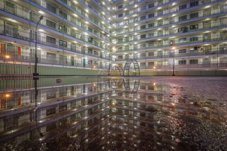 Foto de Abril 27 2024 un reflejo de agua de apartamentos, Nam Shan Estate - Imagen libre de derechos
