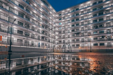 Téléchargez les photos : 27 avril 2024 une eau de réflexion des appartements, Nam Shan Estate - en image libre de droit