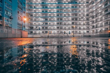 Foto de Abril 27 2024 un reflejo de agua de apartamentos, Nam Shan Estate - Imagen libre de derechos