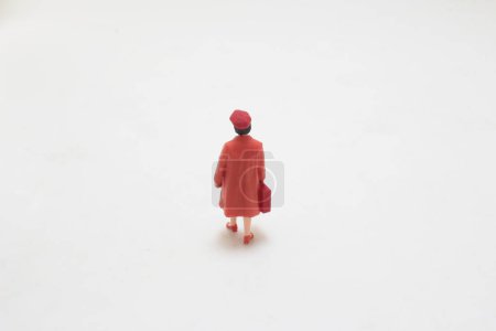 Foto de Una pequeña figura de mujer llevar la bolsa para viajar - Imagen libre de derechos