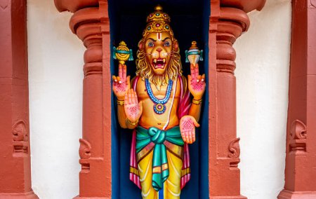 Foto de Figuras coloridas en un templo hindú emblemático en Singapur - Imagen libre de derechos
