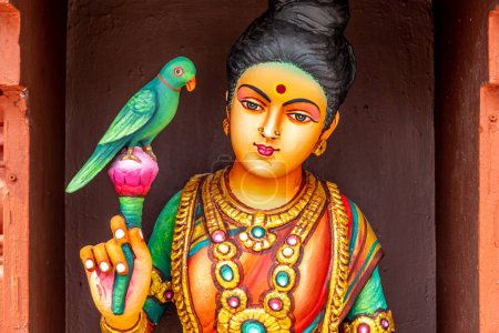 Foto de Estatua colorida en un templo hindú en Singapur - Imagen libre de derechos